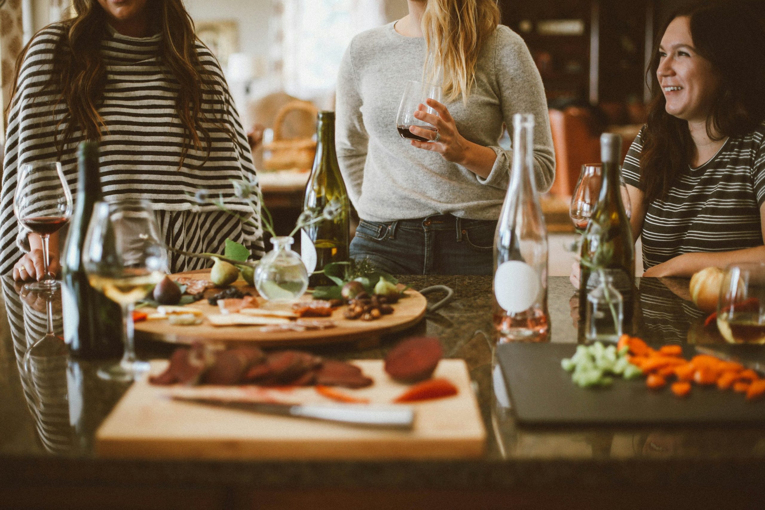 Why Some High-End Restaurants Have No Chairs: The Standing Dining Experience